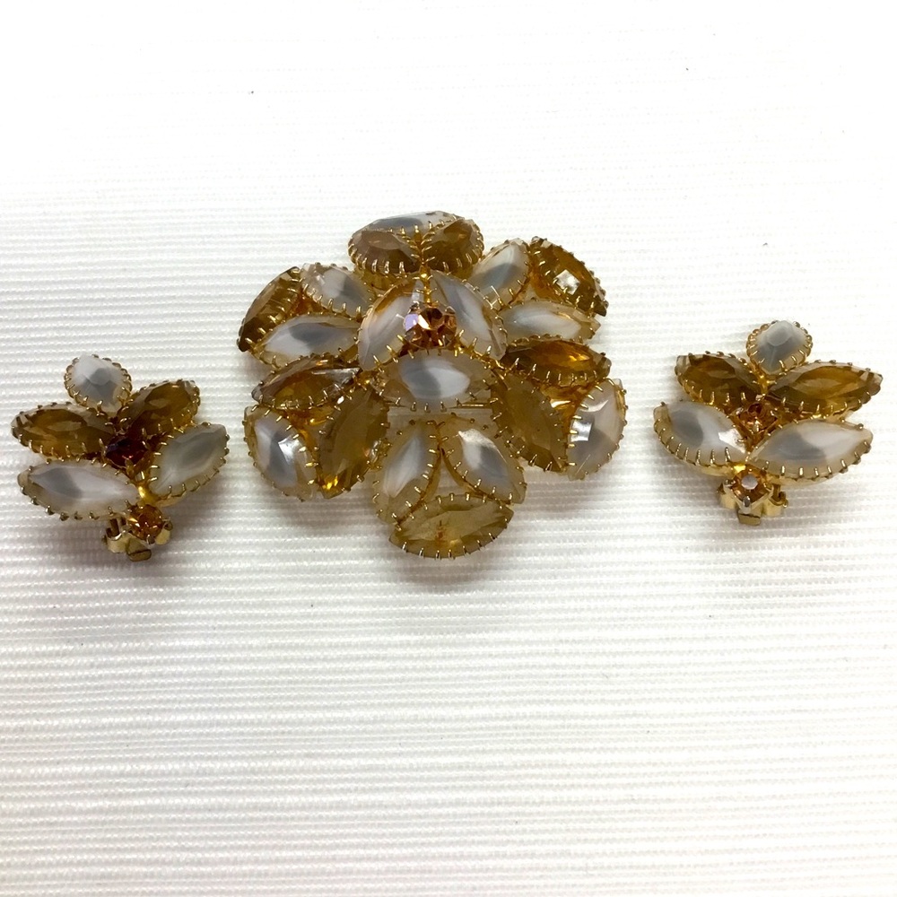 Lovely Brooch & Clip Earrings Set - Picture 1 of 6